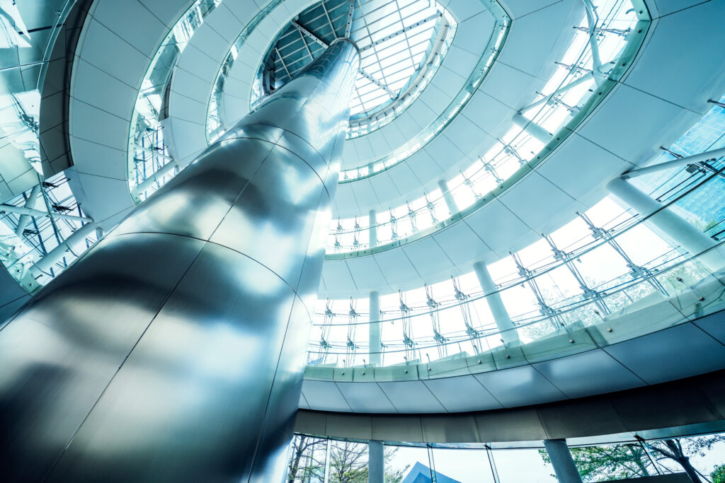 Escaleras en espiral que simbolizan el camino de crecimiento y evolución de un negocio